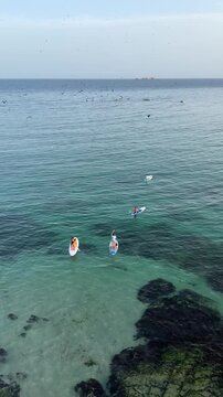 Isla Margarita Venezuela, Mujeres y ni&ntilde;as haciendo surf de remo en la Playa La Caranta.