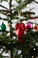 Obraz premium Lobster bauble on a Christmas tree