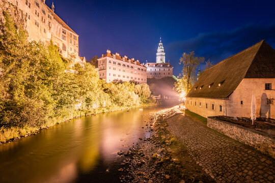 Krumau an der Moldau mit Schloss und Schlossturm bei Nacht