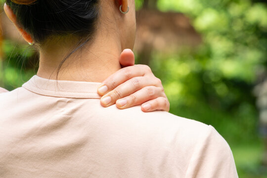 The woman had neck pain, shoulder pain, and Cervical Spondylosis sHe used her hands to massage the pain points of the muscles in her shoulders and neck. Medical concepts and treatments	
