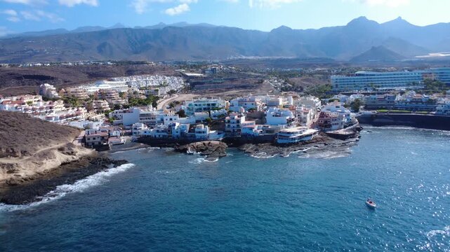 Dron hace un paneo desde el pueblo de La Caleta hasta el cabo &aacute;rido y la costa atl&aacute;ntica de Costa Adeje, Tenerife