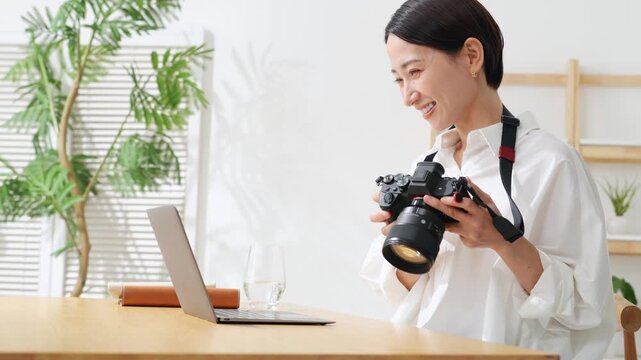 デジタルカメラを使う女性。写真、動画、編集、撮影、カメラマン、カメラ女子、現像、スタジオ、趣味、副業