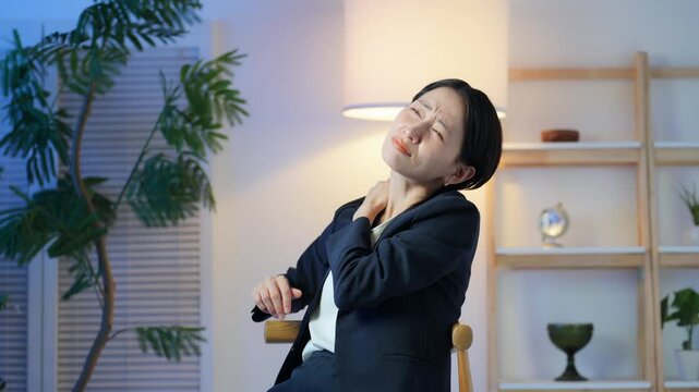 肩こりを感じるミドル女性。疲労、疲れ、仕事、ストレス、悩み、四十肩、残業、夜、しんどい、会社員