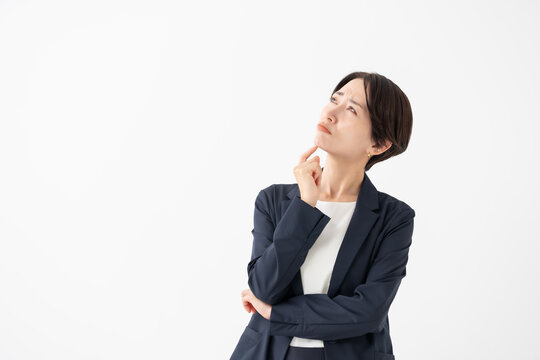 悩むビジネス女性