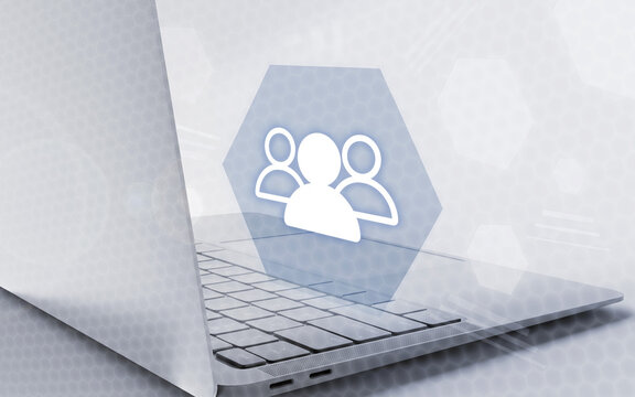 Ordenador port&aacute;til con icono hologr&aacute;fico de contactos y equipo de trabajo virtual para comunicaci&oacute;n digital empresarial y gesti&oacute;n de redes profesionales en l&iacute;nea.