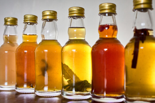 Collection de bouteilles de sirop artisanal color&eacute;