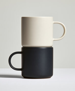 Tazas blanca sobe taza negra