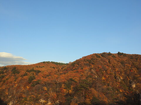 澄んだ青空と晩秋の山の稜線 鳴子峡 コピースペース
