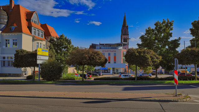 Imposante Doppelt&uuml;rme der historischen St. Aegidien Kirche gegen strahlend blauen Himmel mit Parkschild im Vordergrund, Nordsachsen, Sachsen, Deutschland