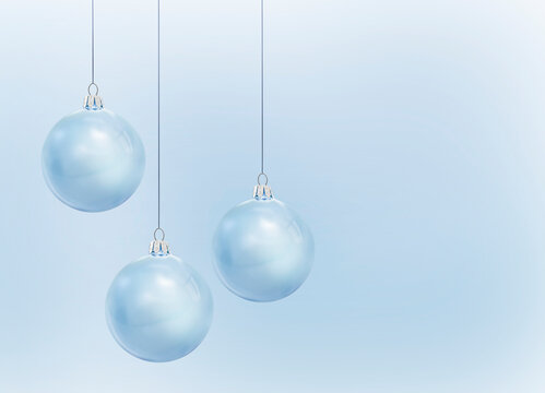 Hellblaue gl&auml;serne Weihnachtskugel vor weissem Hintergrund