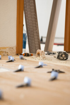 Tiling floor renovation process with tools and spacers