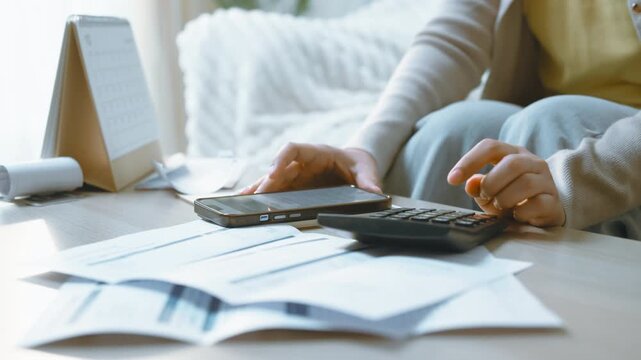 The action brings together expense, monthly, and budget in a clear working moment. expense supports bills and tracking, while monthly remains central to the action Objects remain visible.