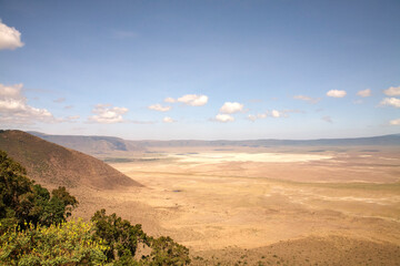 Weitblick über den Ngorongoro-Krater mit trockener Ebene und Kraterrand © Jane Be. The Picture
