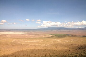 Blick vom Kraterrand über die trockene Ngorongoro-Landschaft © Jane Be. The Picture