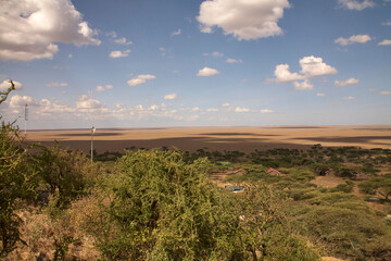 Weite trockene Kraterebene des Ngorongoro unter weitem Himmel © Jane Be. The Picture