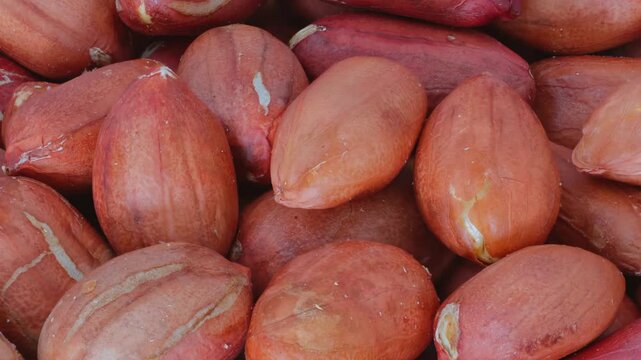 Natural peanuts in the shell