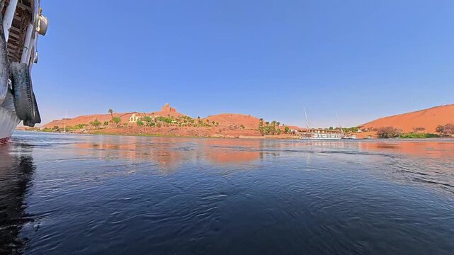 Un bonito paisaje que representa la vida en el Nilo pasando por Egipto	
