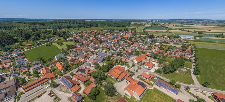 Ausblick auf das Alpenvorland rund um Woringen s&uuml;dlich von Memmingen im Fr&uuml;hsommer