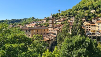 Le joli village de Pont-en-Royans, célèbre pour ses maisons suspendues au fil de l'eau, avec l'église Saints-Pierre-et-Paul au centre (Isère) © Arnaud