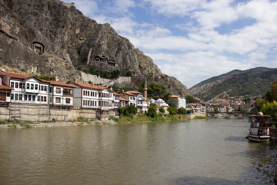 Die historische Altstadt von Amasya an den Ufern des Flusses Yeşilırmak mit den K&ouml;nigsgr&auml;bern in der T&uuml;rkei