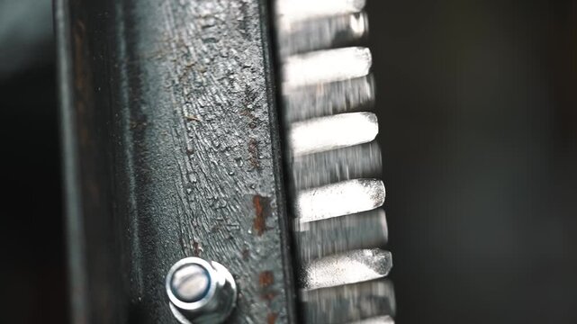 Homemade blades for hedge trimmers work in slow motion