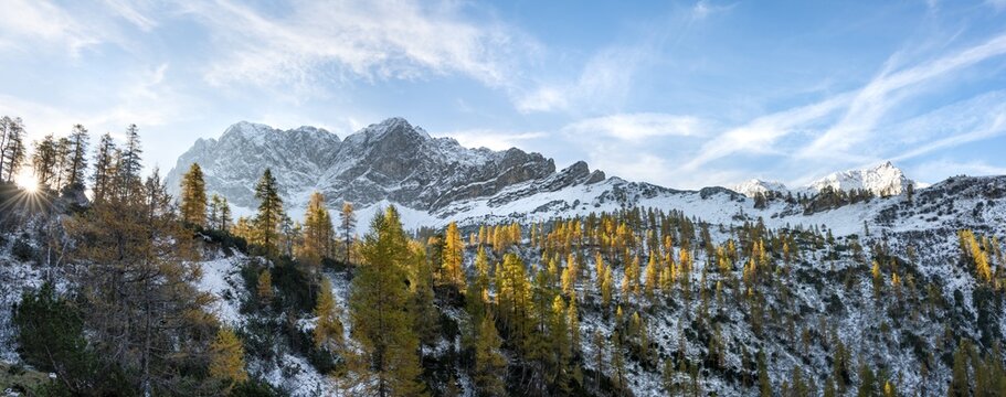 Snow-covered Lamsenspitze, Schafkarspitze and Mitterspitze, yellow larches in autumn, hike to Hahnenkamplspitze, Eng, Karwendel, Tyrol, Austria