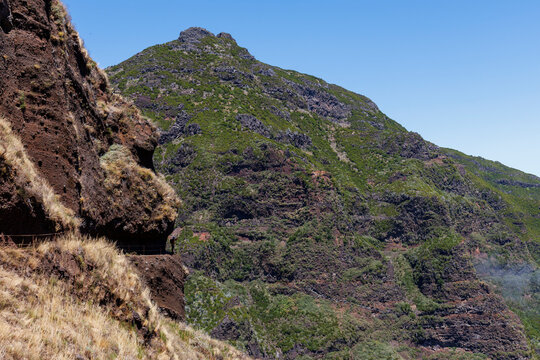 Paysage montagneux au Pico Das Torres sur le sentier PR1 &agrave; Mad&egrave;re