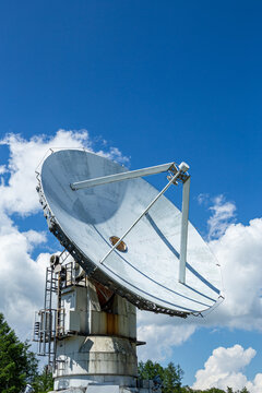 Parabolic antenna in Nobeyama that receives cosmic radio waves.