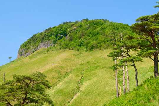 北東側から望む鳥取県の船上山