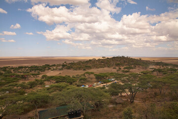 Panoramablick über den trockenen Kraterboden des Ngorongoro mit Wolkenhimmel © Jane Be. The Picture