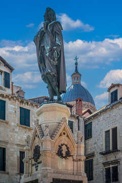 Dubrovnik, Croatia&ndash;August 17, 2024: The monument to Ivan Gundulić (Spomenik Ivanu Gunduliću) in the Old Town. The bronze statue honors the Croatian poet and was sculpted by artist Ivan Rendić in 1893.
