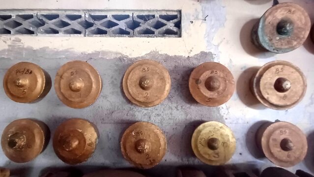 A component of traditional Indonesian musical instruments known as *pencon*&mdash;specifically the protruding section or knob found on instruments such as the *bonang* or *kenong* 