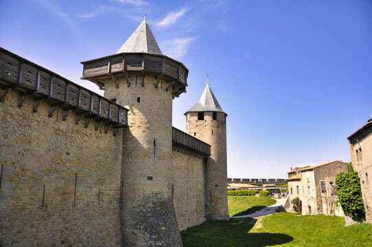 Murallas medievales y torre de fortificaci&oacute;n en Carcasona