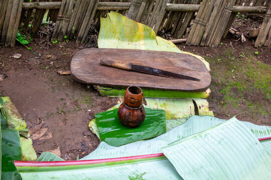 Knife and board for making false banana bread, Gamole, Ethiopia