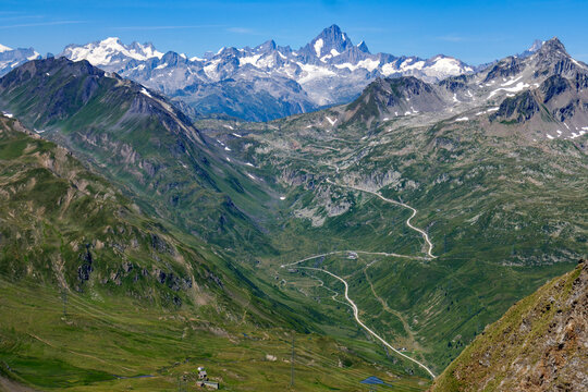 Vista della strada che sale al Passo del Furka (Furkapass) dalla Valle Bedretto