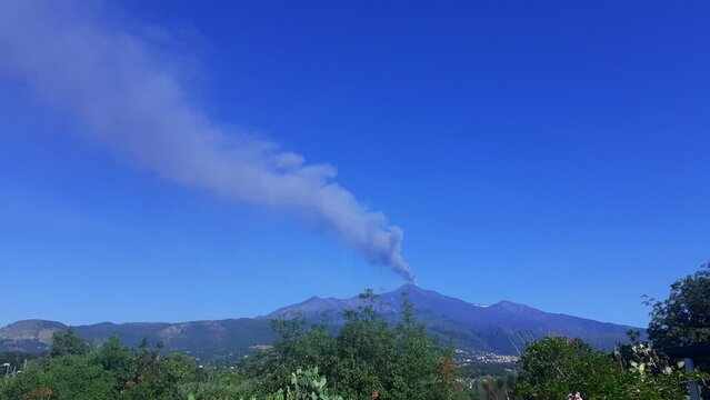 L'Etna con un pennacchio di cenere vulcanica.