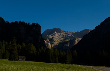 Obraz premium Idyllic mountain landscape in the Alps with blooming meadows in springtime
