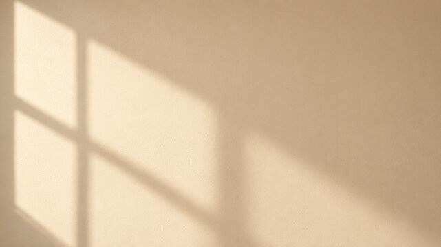 Ombre naturelle de fen&ecirc;tre &agrave; quatre carreaux projet&eacute;e en diagonale sur mur beige uni, overlay lumi&egrave;re pour mockup produit, mode fusion, fond studio minimaliste