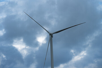 turbiny wiatrowe, farma wiatrowa, energia z wiatru © Adam Schmidt