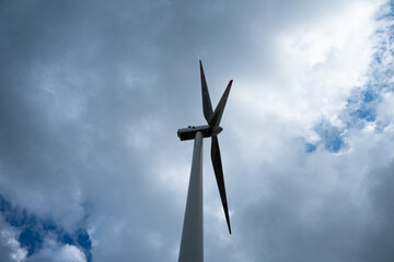 turbiny wiatrowe, farma wiatrowa, energia z wiatru © Adam Schmidt