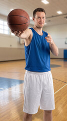 Obraz premium Basketball player holding ball on court