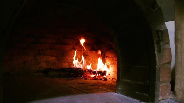 Horno de ladrillos con le&ntilde;a ardiendo al rojo vivo
