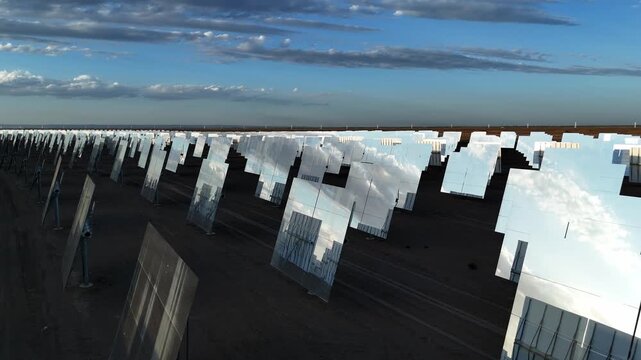 Tall tower solar thermal power station mirror array