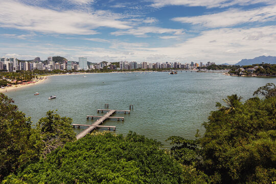 Vista panor&acirc;mica elevada da ba&iacute;a de Vit&oacute;ria, vista da Ilha do Boi, Esp&iacute;rito Santo, Brasil