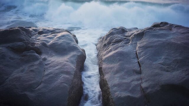 波が引いて現れる濡れた岩肌 シームレスループ動画背景 16:9 4K