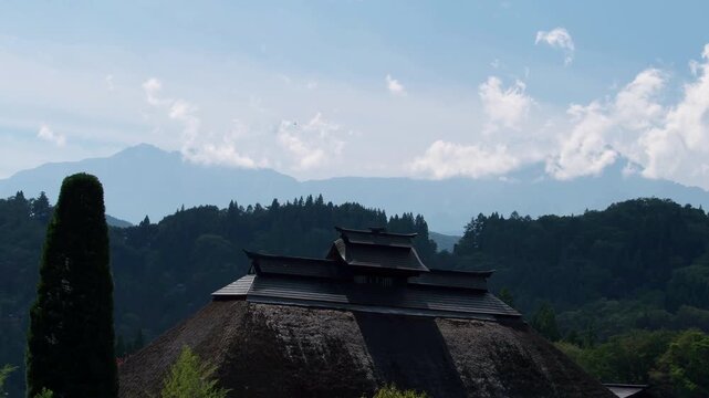 鹿島槍ヶ岳と茅葺屋根