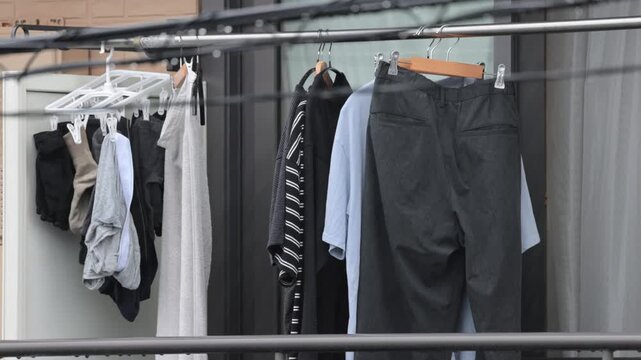 雨の日、ベランダに干したままの洗濯物