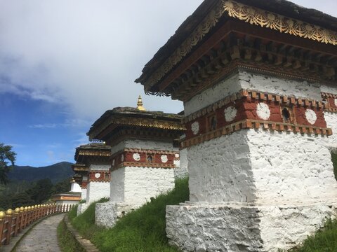 ブータン・ドーチュラ峠に建ち並ぶ108のチョルテン（仏塔）と青空