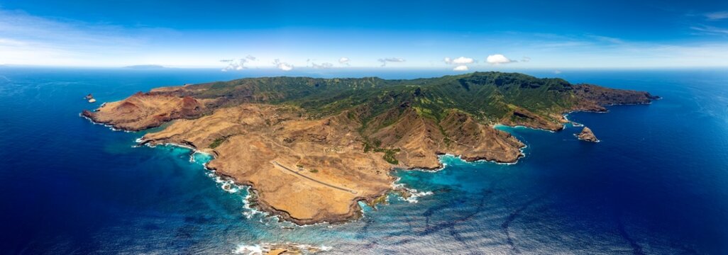 magnifique vue a&eacute;rienne panoramique de la cote sud de l'&icirc;le de UA HUKA dans l'archipel des marquises en polyn&eacute;sie francaise 