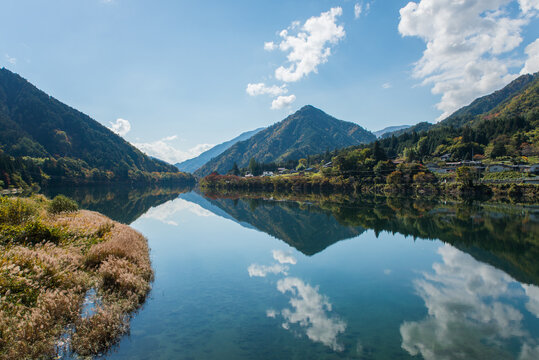 日本の山と川と青空の美しい秋の日中風景_長野県木曽郡大桑村野尻阿寺渓谷付近